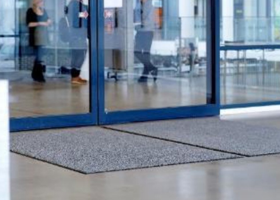 Glaseingang im Bürogebäude